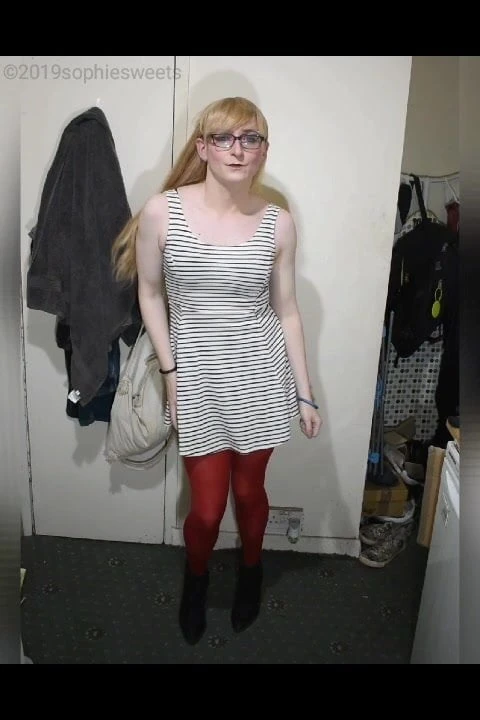Sophiesweets… Wiggles, Teases and flashes butt in HD